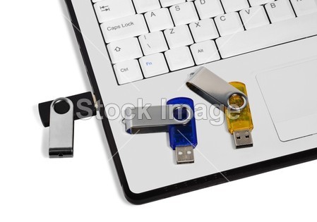 两个闪存驱动器的笔记本电脑键盘和一个闪光灯