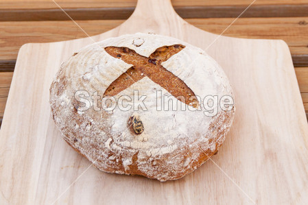 轮与小红莓和核桃自制全麦面包图片素材(图片