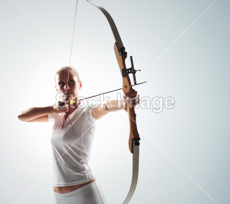 美丽的女人用弓和箭瞄准(图片编号50505967)
