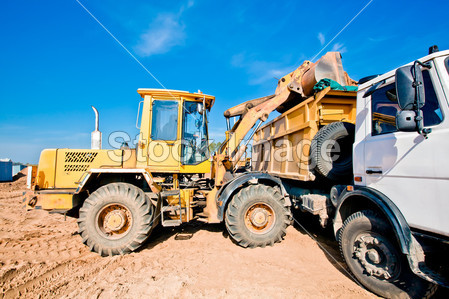 轮式装载机机器装载卡车翻车机图片素材(图片