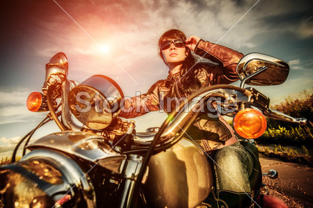 骑自行车一个骑摩托车的女孩图片素材(图片编