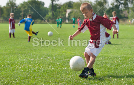 踢足球的男孩图片素材(图片编号:50510344)_休