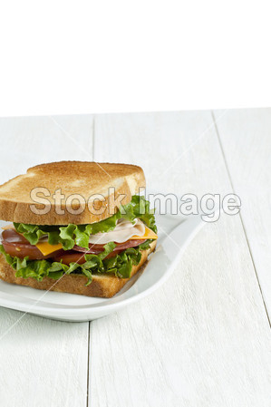 火腿三明治配烤好的面包上白板图片素材(图片