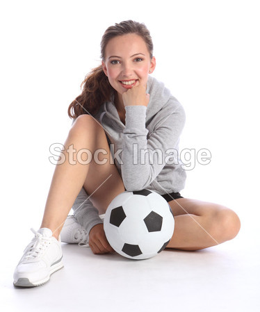 快乐少女足球运动员坐与球图片素材(图片编号