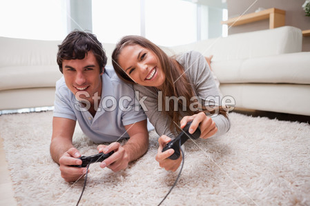 夫妇在地板上玩视频游戏图片素材(图片编号:5