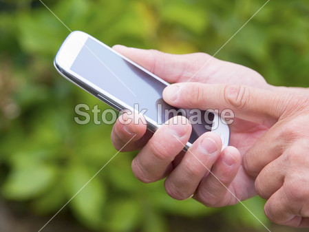 男人手触摸屏上现代智能手机 4图片素材(图片