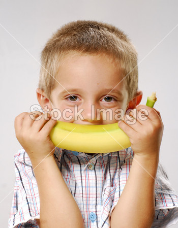 一个小孩举行吃香蕉 banana.kid图片素材(图片
