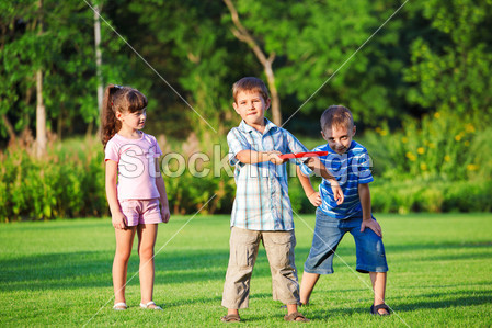 孩子们玩 freesbee图片素材(图片编号:505215