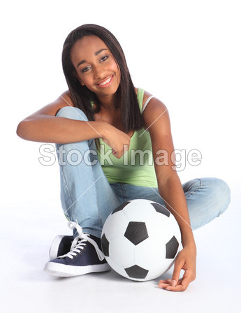 非洲裔美国青少年足球学校的女孩图片素材(图