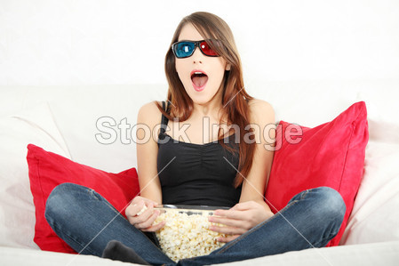 美丽的年轻女子在 3d 眼镜看电视图片素材(图片