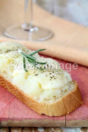 夹心阶层的白面包与马苏里拉奶酪和一杯酒图片