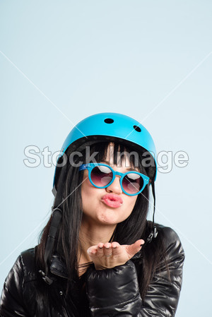 搞笑女人穿着单车头盔肖像真实图片素材(图片