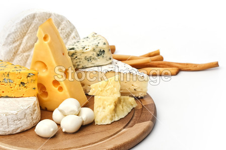 琳琅满目的各种类型的奶酪在木板上图片素材(