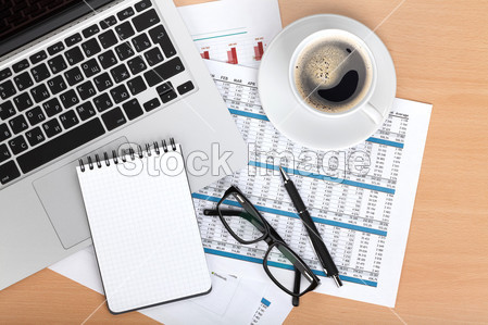 咖啡杯子、 笔记本电脑和记事本与数字和字符