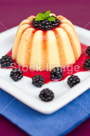 在用黑莓和薄荷装饰板上的香草布丁图片素材(