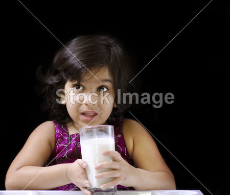 可爱的姑娘,喝牛奶图片素材(图片编号:505731