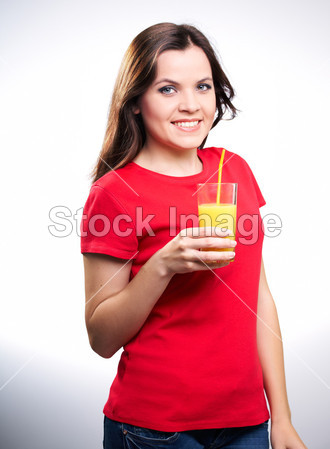 年轻漂亮的女孩穿红衬衫持有橙汁图片素材(图