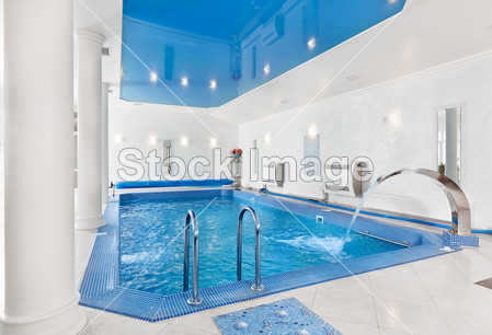 现代极简主义式服务的室内大蓝色泳池室内图片