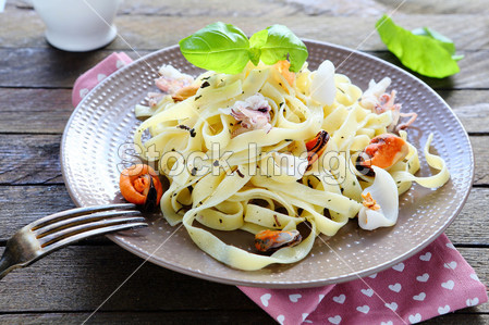 Tasty pasta with assorted seafood图片素材(图