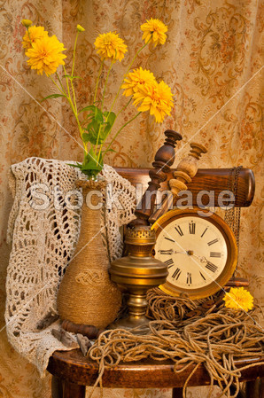 时间概念静物与黄色的花朵、 古董时钟和油盏