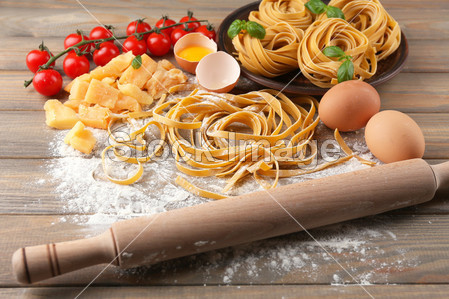 原始的意大利面食和意大利面食配料图片素材(