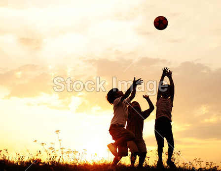 影,快乐玩耍的孩子们在草地上、 日落、 夏季组