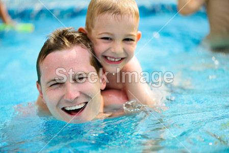 在游泳池被爸爸干了_我学会了游泳450字_三年级下册第四单元作文