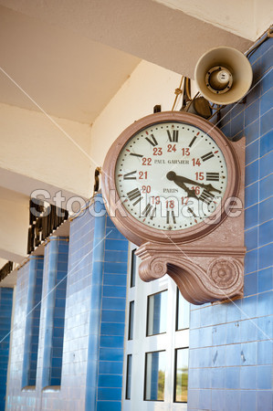 钟的火车站在葡萄牙与签署巴黎和保罗卡尼尔图