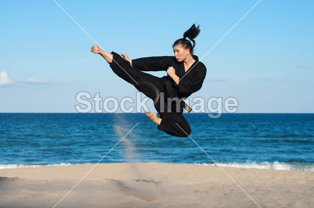 女性,第四个学位,跆拳道黑带运动员执行空中跳