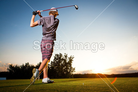 男性高尔夫选手发球高尔夫球球从发球台到美丽