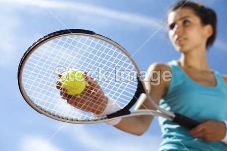 年轻的女人在打网球图片素材(图片编号:50606