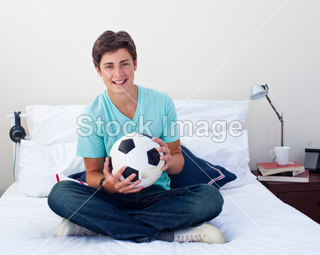 青少年的家伙拿着一个足球球图片素材(图片编