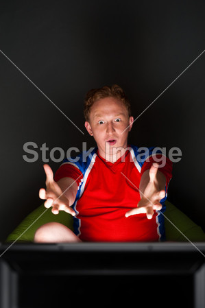 年轻人穿的足球运动服风扇特写肖像图片素材(