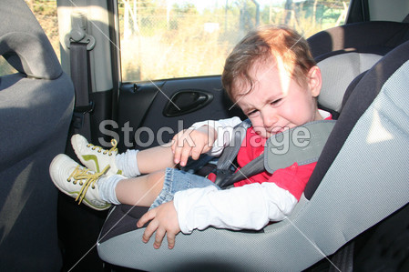 为安全起见,不开心的汽车安全座椅的婴儿图片