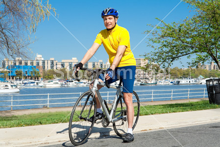 高级男子同坐在一辆自行车上的头盔图片素材(