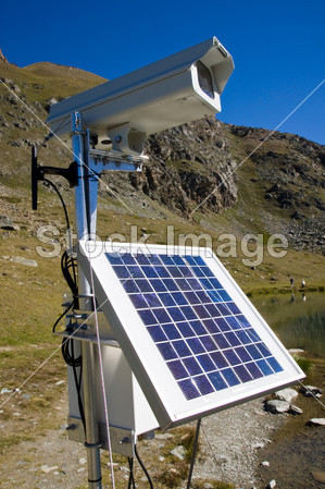 Solarpanel 和网络摄像头在阿尔卑斯山图片素材