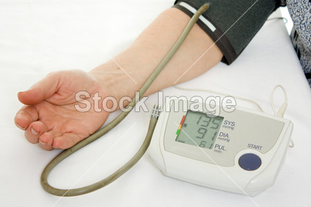手用血压计在白色背景上的一名老妇图片素材(