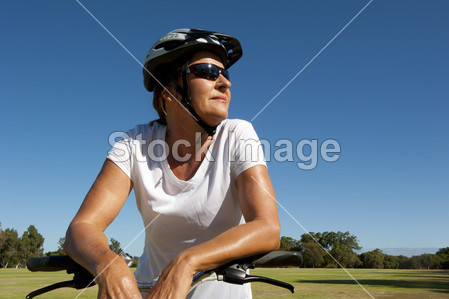 自信、 快乐健康成熟女性骑单车的男子图片素