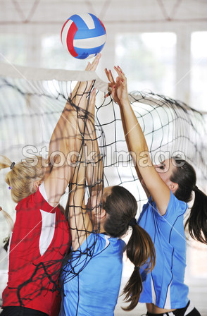女孩玩排球室内游戏图片素材(图片编号:50621