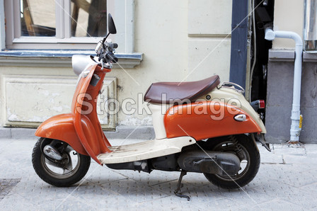 在街的旧第比利斯橙色摩托车图片素材(图片编