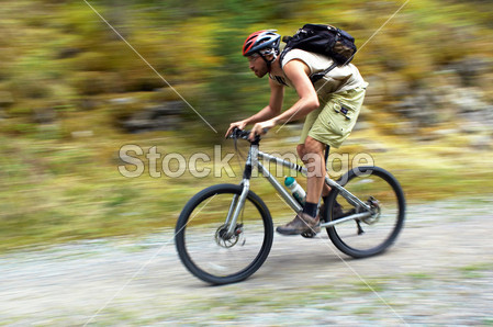 速度议案山骑自行车的人图片素材(图片编号:5