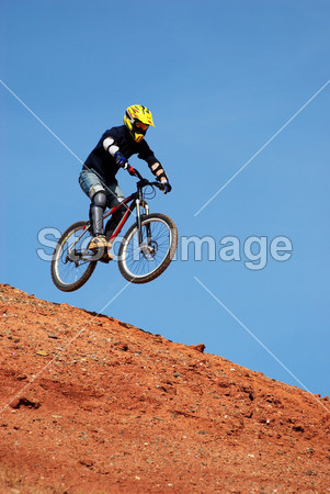 飞山骑自行车的人图片素材(图片编号:5063174