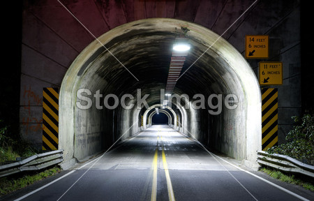 公路隧道两车道柏油路孤独的路俄勒冈州午夜图