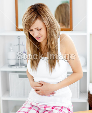 在浴室胃痛的可爱女人图片素材(图片编号:506