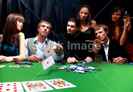在拉斯维加斯的赌场扑克黑色西装褶皱两张牌的