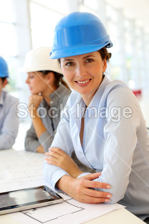 有吸引力的建筑师戴安全头盔的肖像图片素材(