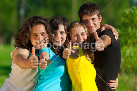 青年组的显示标志竖起大拇指的快乐朋友图片素