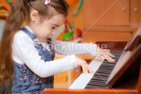 > 小女孩弹钢琴