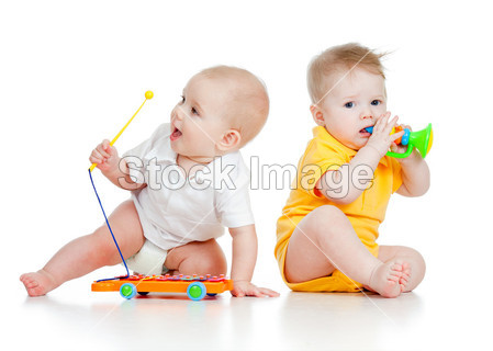 滑稽的男孩宝宝音乐玩具。在白色背景上孤立图
