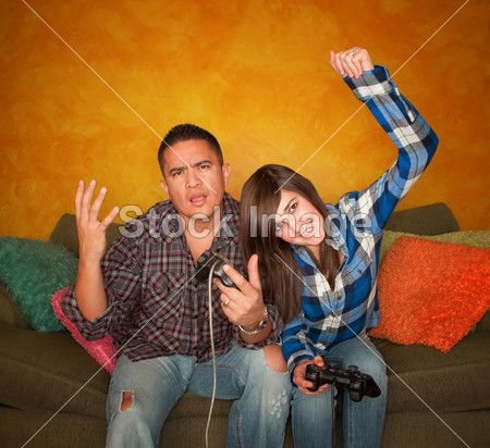 Hispanic Man and Girl Playing Video game图片
